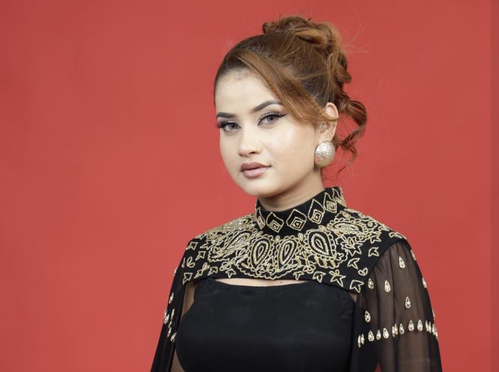 फेसबुकमा एलिनाको चेतावनी,'पैसा नदिनेहरुको फोटो सार्वजनिक गर्दिन्छु'